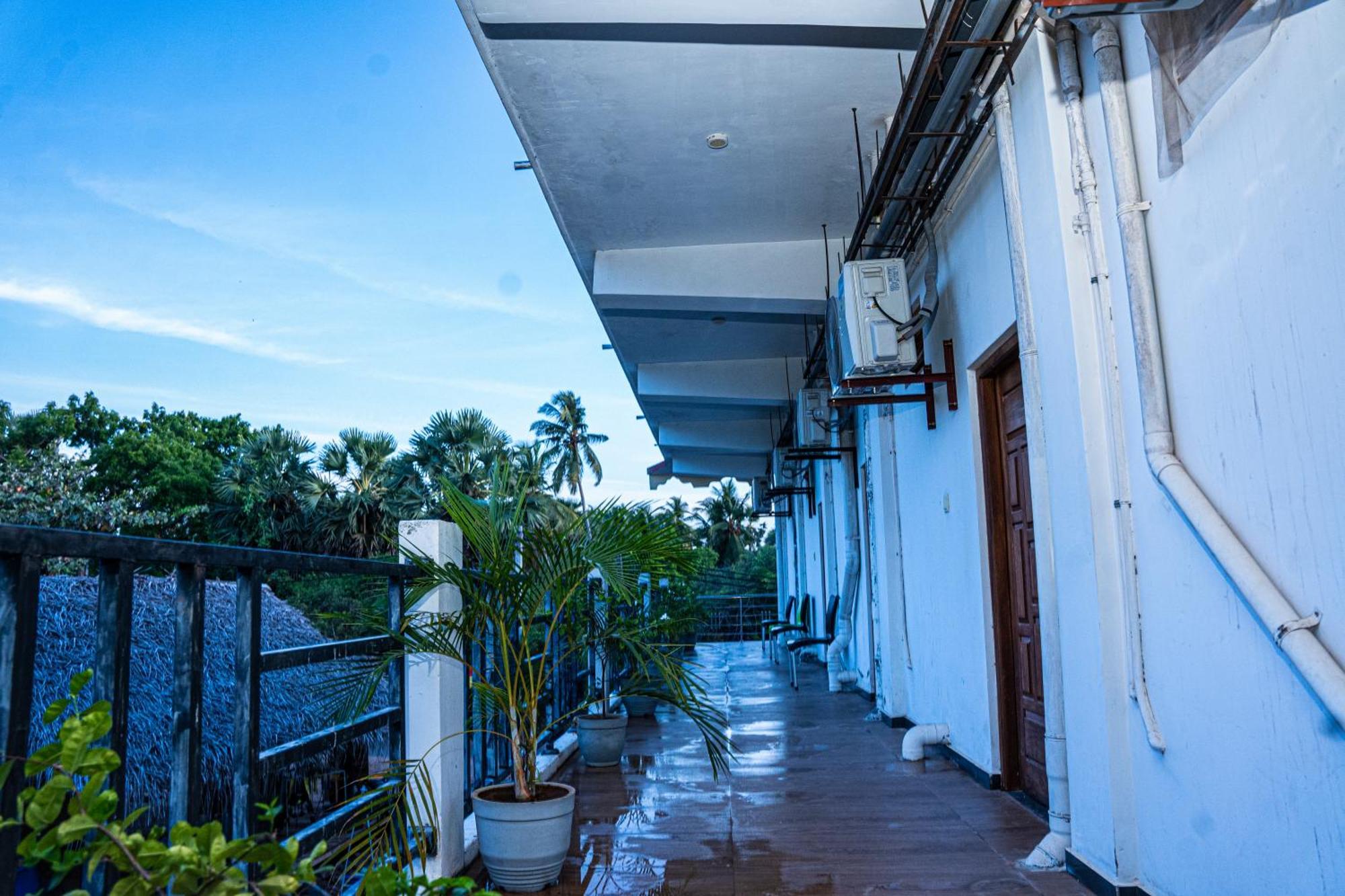Theevanni Resort Trincomalee Extérieur photo