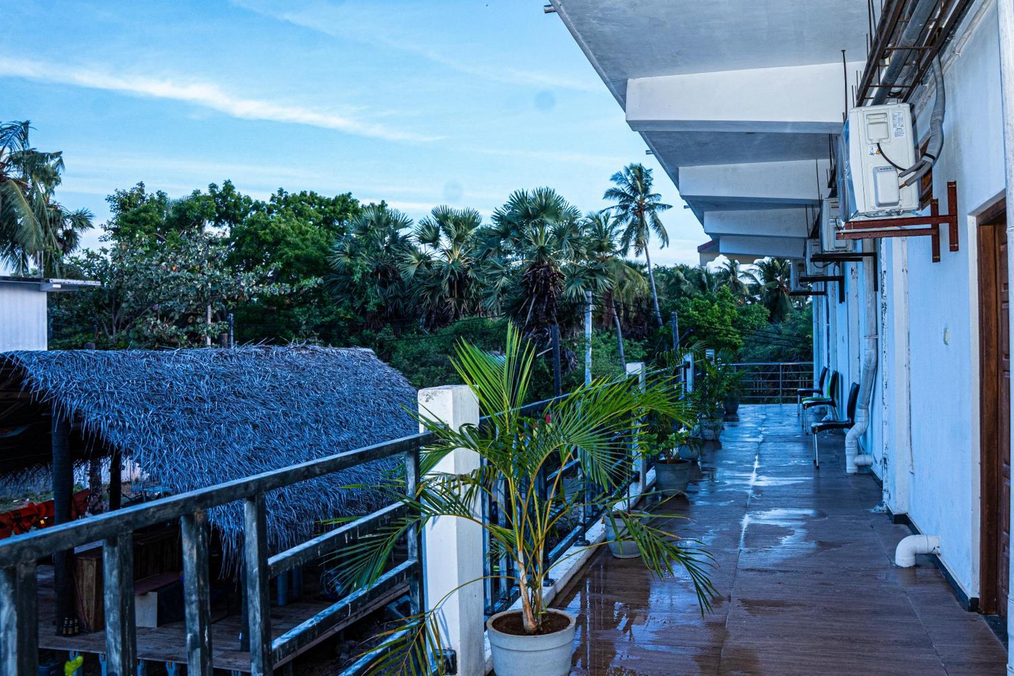 Theevanni Resort Trincomalee Extérieur photo