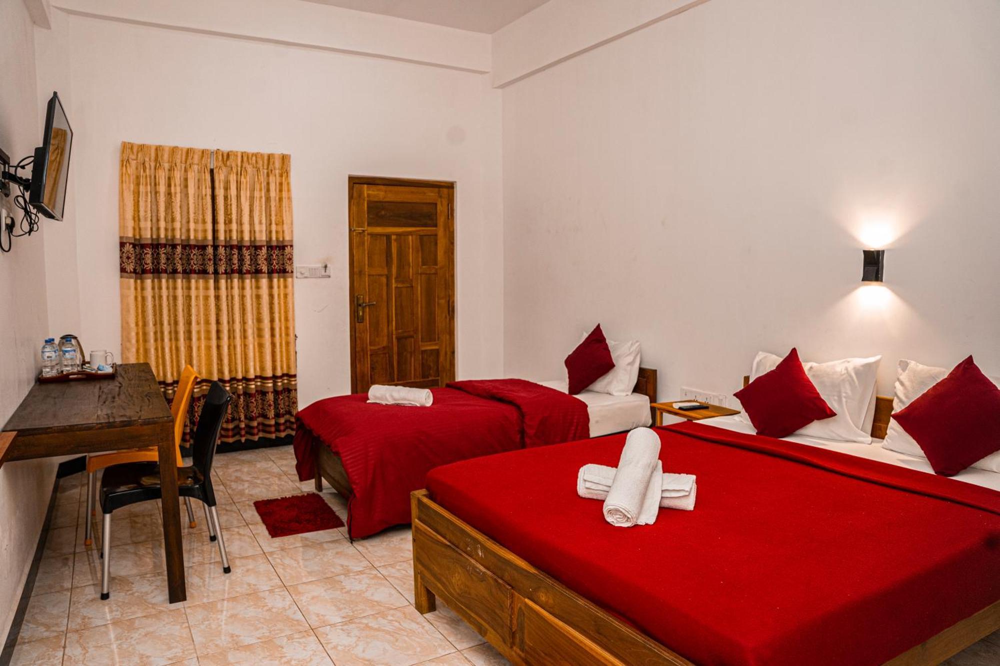 Theevanni Resort Trincomalee Extérieur photo